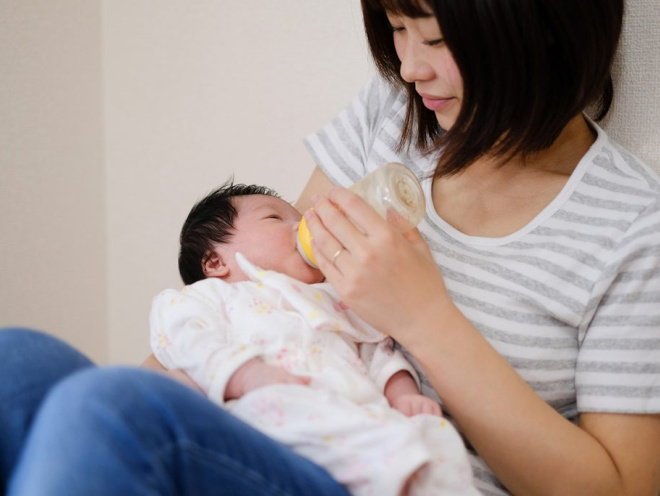 Giving a bottle store to breastfed baby